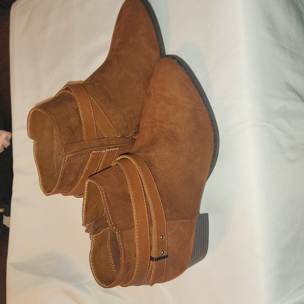 Pointed, cognac booties